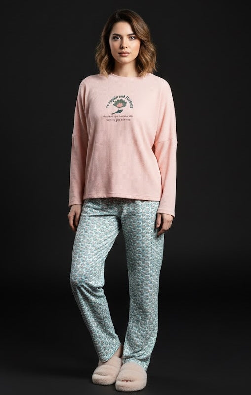 بيجامه قطيفه مبطنه تطريز ع الصدر