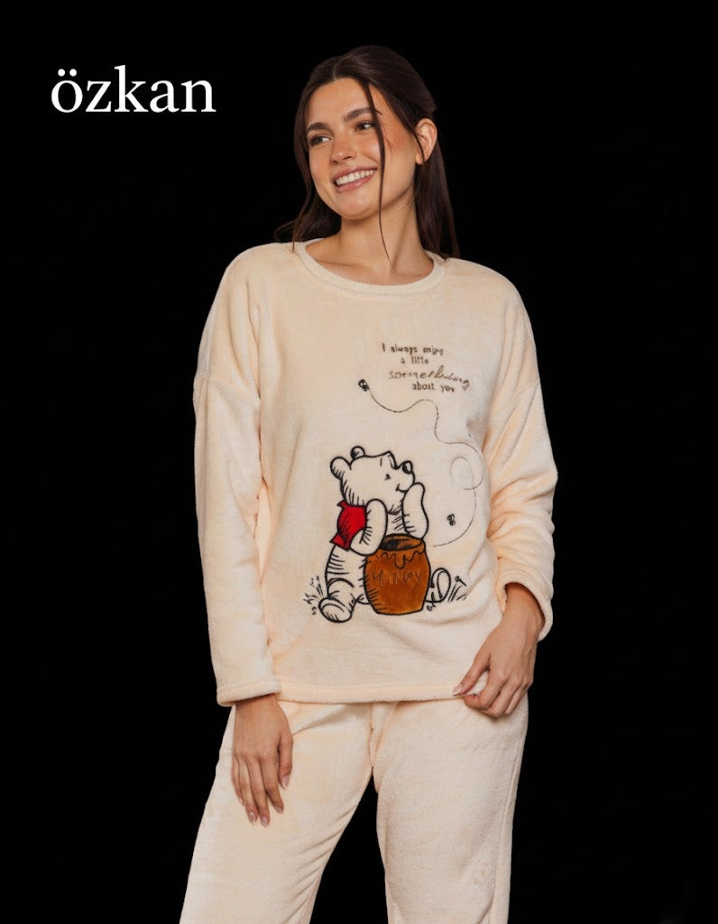 بيجامه قطيفه تطريز علي الصدر