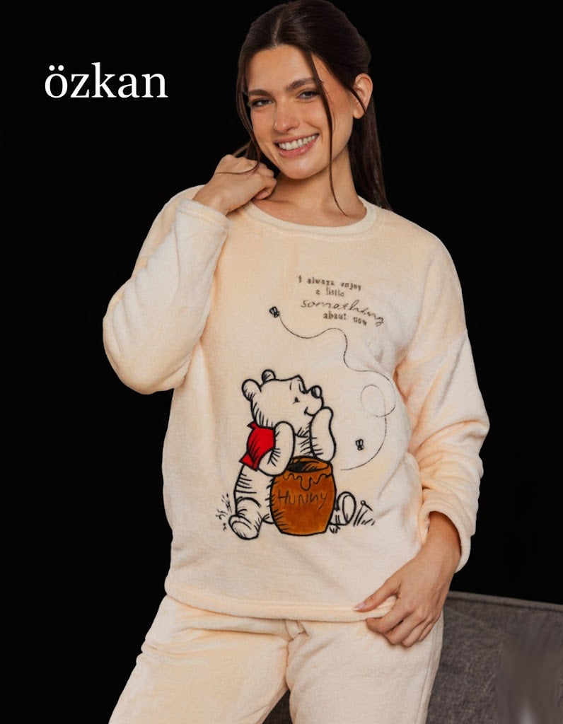 بيجامه قطيفه تطريز علي الصدر