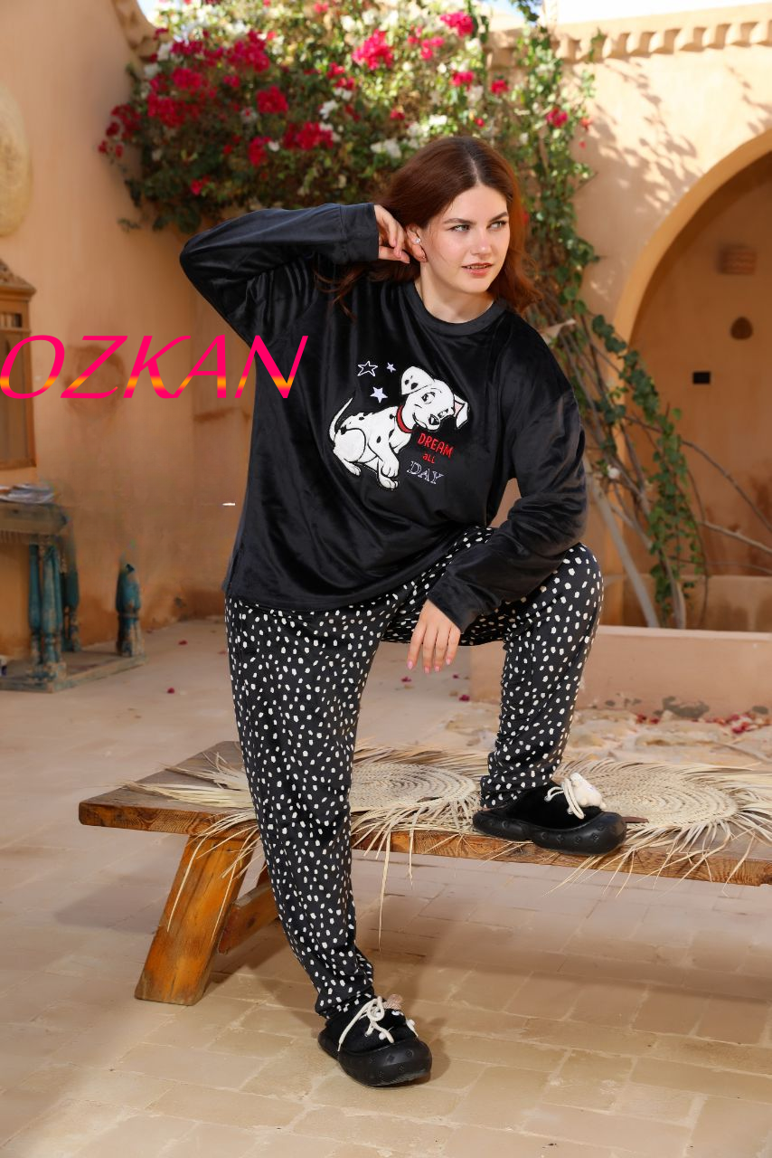 بيجامةمريحه من المقاسات الخاصه باللون الاسود الداكن