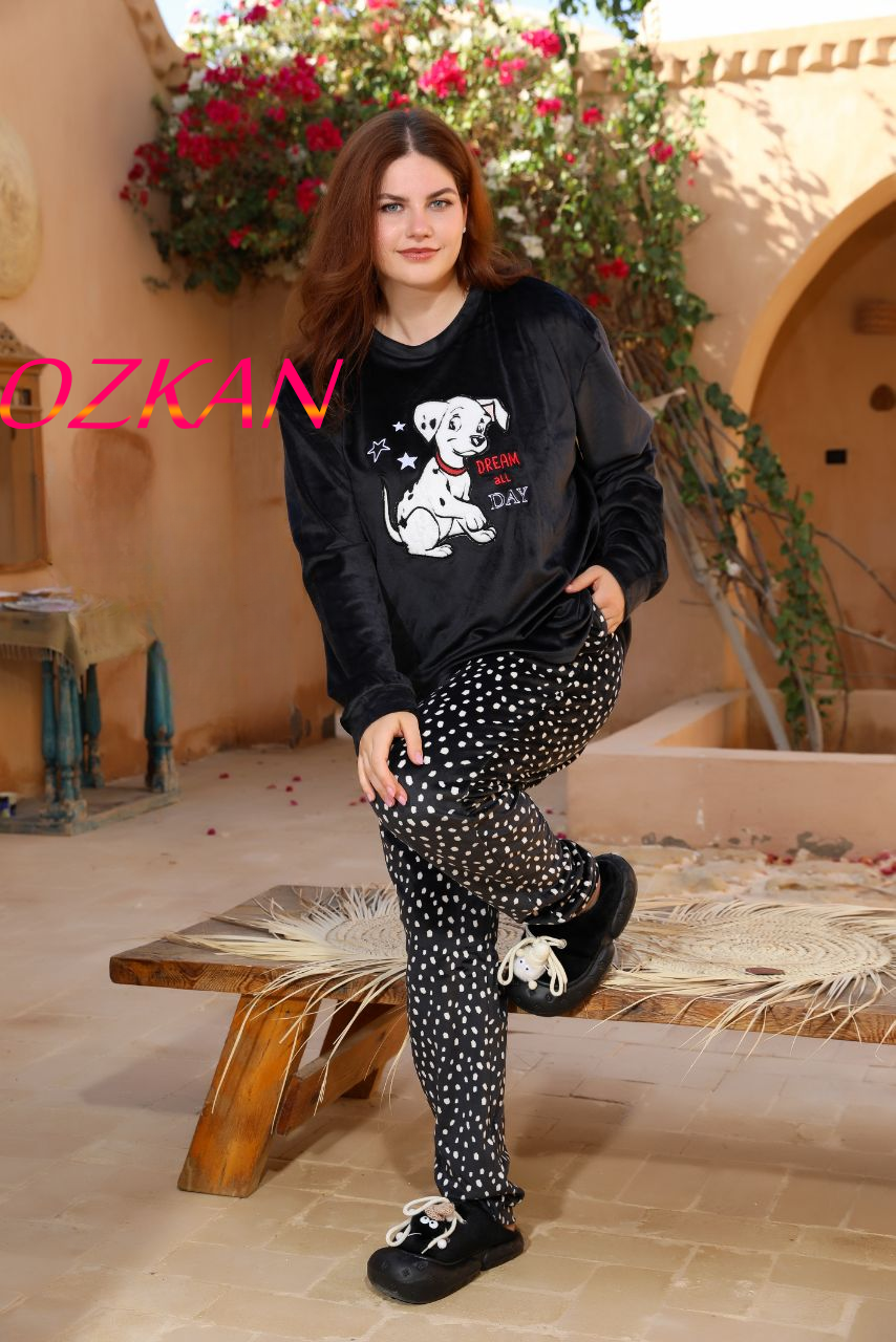 بيجامةمريحه من المقاسات الخاصه باللون الاسود الداكن