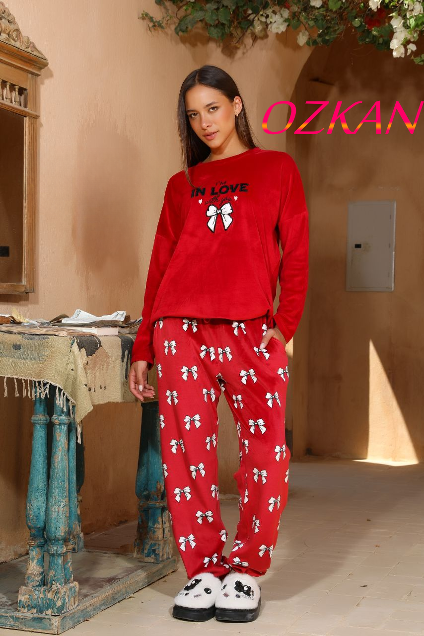 بيجامه حمراء فيونكه ع الصدر